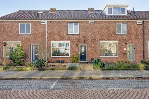Te koop: INSTAPKLAAR! Compleet gerenoveerde eengezinswoning met aanbouw, dakopbouw en heerlijke tuin op het zonnige zuidwesten gelegen nabij het centrum van Alblasserdam!